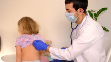 Çocuk klinikte bir doktoru ziyaret ediyor. Seçici odaklanma. çocuk.