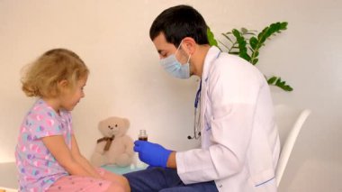 Çocuk klinikte bir doktoru ziyaret ediyor. Seçici odaklanma. çocuk.