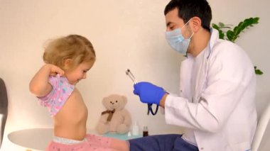 Çocuk klinikte bir doktoru ziyaret ediyor. Seçici odaklanma. çocuk.