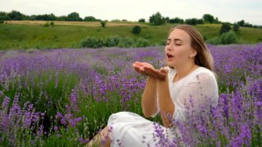 Lavanta tarlasında bir kadın. Seçici odaklanma. Doğa.