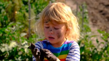 Çamurda kirli çocuk oyunları. Seçici odaklanma. Doğa.