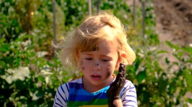 Çamurda kirli çocuk oyunları. Seçici odaklanma. Doğa.