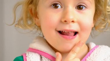 Çocuk dil yarasını ısırdı. Seçici odaklanma. çocuk.