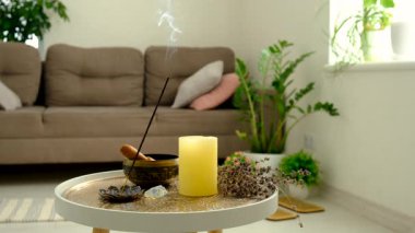 Tütsü ve yoga aksesuarları. Seçici odaklanma. Rahatlama.