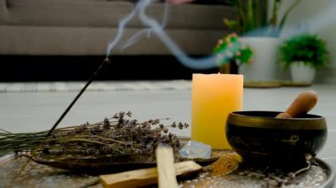 Tütsü ve yoga aksesuarları. Seçici odaklanma. Rahatlama.