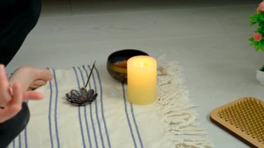 Evde yoga yapan bir kadın. Seçici odaklanma. Rahatlama.
