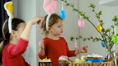 Paskalya yumurtalı çocuklar. Seçici odaklanma. çocuk.