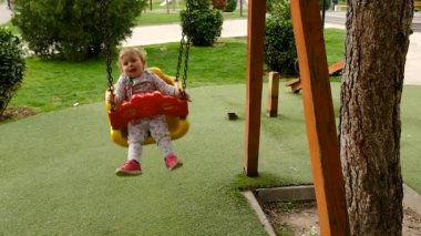 Bir çocuk salıncakta sallanıyor. Seçici odaklanma. Doğa.