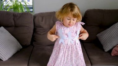 Ailesi kağıttan yapılmış bir çocuk. Seçici odaklanma. çocuk.