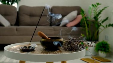 Tütsü ve yoga aksesuarları. Seçici odaklanma. Rahatlama.