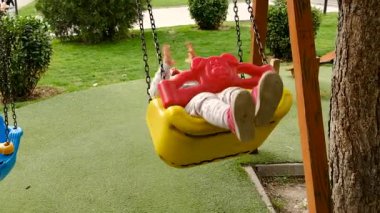 Bir çocuk salıncakta sallanıyor. Seçici odaklanma. Doğa.