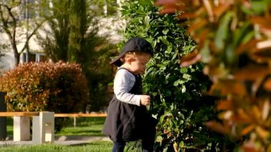 Çocuklar parkta çimlerin üzerinde oynuyorlar. Seçici odaklanma. Doğa.