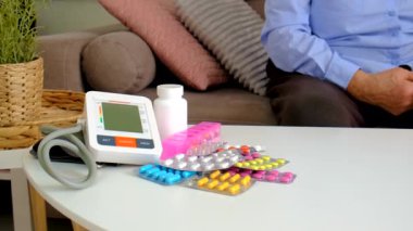 Yaşlı bir kadın kan basıncını ölçer. Seçici odaklanma. insanlar,