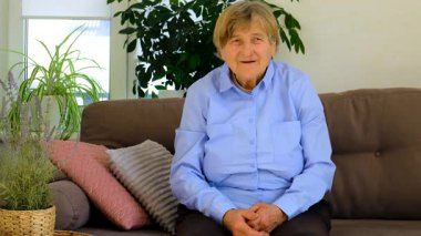 Yaşlı kadın portresi çerçeveye konuşuyor. Seçici odaklanma. insanlar,