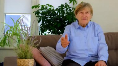 Yaşlı kadın portresi çerçeveye konuşuyor. Seçici odaklanma. insanlar,