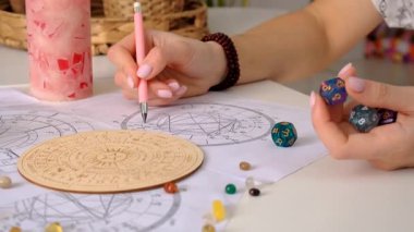 Astroloji ve numeroloji aksesuarları. Seçici odaklanma. insanlar.