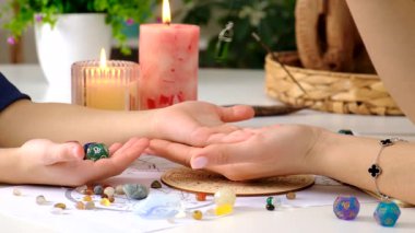 Elinde sarkacı olan falcı. Seçici odaklanma. İnsanlar,