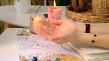 Astroloji ve numeroloji aksesuarları. Seçici odaklanma. insanlar.