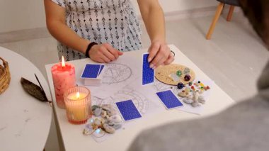 Falcı tarot kartları okur. Seçici odaklanma. insanlar,