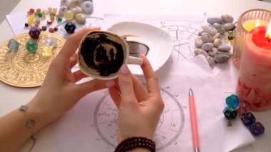 Kahve telvesinde fal baktırmak. Seçici odaklanma. insanlar,