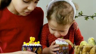 Paskalya yumurtalı çocuklar. Seçici odaklanma. çocuk.