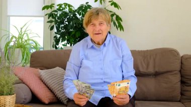 Parası olan yaşlı bir kadın. Seçici odaklanma. İnsanlar,