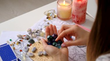 Astroloji ve numeroloji aksesuarları. Seçici odaklanma. insanlar.