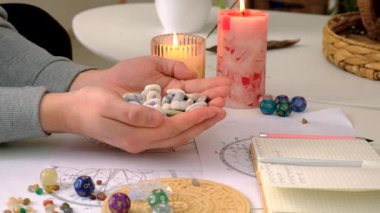 Astroloji ve numeroloji aksesuarları. Seçici odaklanma. insanlar.