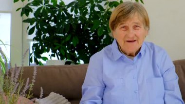 Yaşlı kadın portresi çerçeveye konuşuyor. Seçici odaklanma. insanlar,