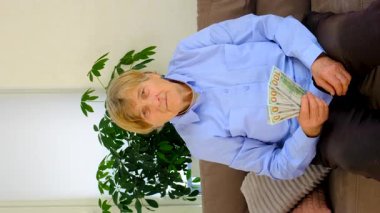 Parası olan yaşlı bir kadın. Seçici odaklanma. İnsanlar,