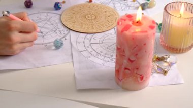 Astroloji ve numeroloji aksesuarları. Seçici odaklanma. insanlar.