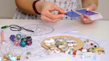 Astroloji ve numeroloji aksesuarları. Seçici odaklanma. insanlar.