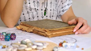 Elinde sarkacı olan falcı. Seçici odaklanma. İnsanlar,