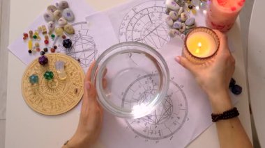 Mum mumlu falcı. Seçici odaklanma. insanlar,