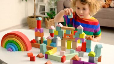 Çocuklar evlerinde bloklarla oynuyorlar. Seçici odaklanma. çocuk.