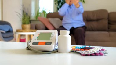 Yaşlı bir kadın kan basıncını ölçer. Seçici odaklanma. insanlar,