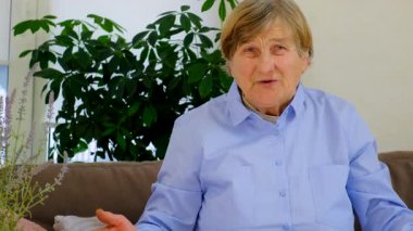 Yaşlı kadın portresi çerçeveye konuşuyor. Seçici odaklanma. insanlar,