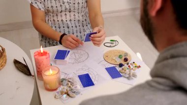 Falcı tarot kartları okur. Seçici odaklanma. insanlar,