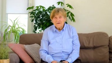 Yaşlı kadın portresi çerçeveye konuşuyor. Seçici odaklanma. insanlar,