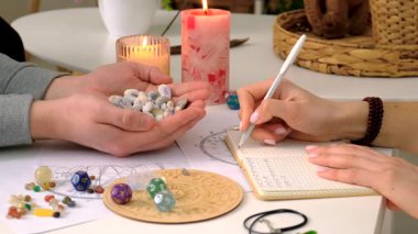 Astroloji ve numeroloji aksesuarları. Seçici odaklanma. insanlar.