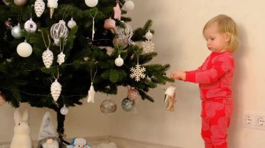 Çocuk Noel ağacına oyuncak asar. Seçici odaklanma. çocuk .