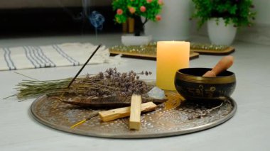 Tütsü ve yoga aksesuarları. Seçici odaklanma. Rahatlama.