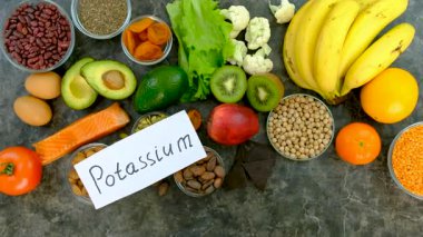 Potasyum içeren farklı gıdalar. Seçici odaklanma. Doğa.
