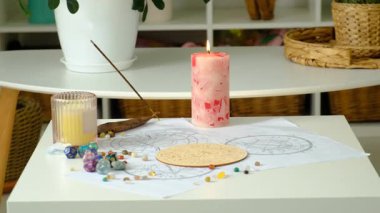 Astroloji ve numeroloji aksesuarları. Seçici odaklanma. insanlar.