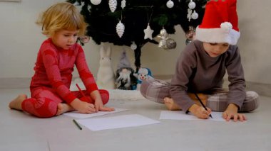 Çocuk Noel Baba 'ya mektup yazıyor. Seçici odaklanma. çocuk .