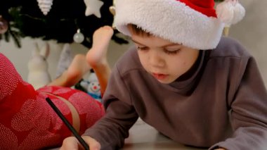 Çocuk Noel Baba 'ya mektup yazıyor. Seçici odaklanma. çocuk .