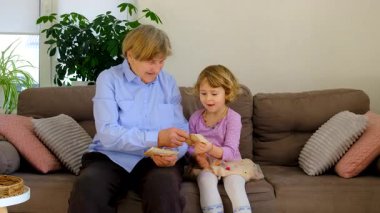 Torunuyla birlikte yaşlı bir kadın. Seçici odaklanma. İnsanlar,