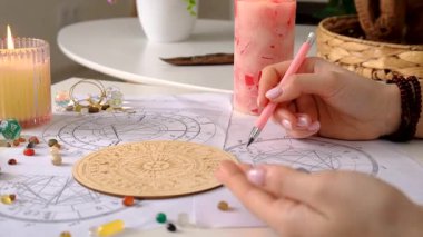 Astroloji ve numeroloji aksesuarları. Seçici odaklanma. insanlar.