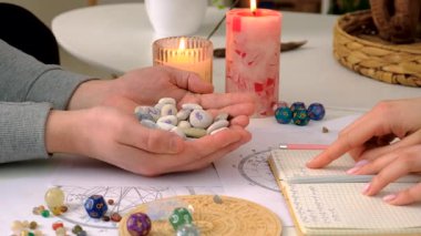 Astroloji ve numeroloji aksesuarları. Seçici odaklanma. insanlar.