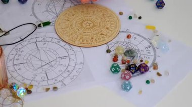 Astroloji ve numeroloji aksesuarları. Seçici odaklanma. insanlar.